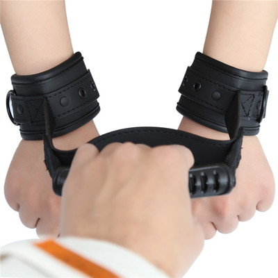 Bondage Handfesseln mit Griff angelegt