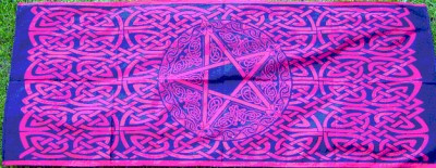 Tuch mit keltischen Mustern und Pentagramm Rot