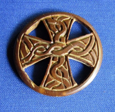 Anhänger keltisches Kreuz aus Kokosnussholz