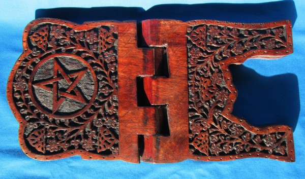 Buchhalter aus Holz mit Pentagramm