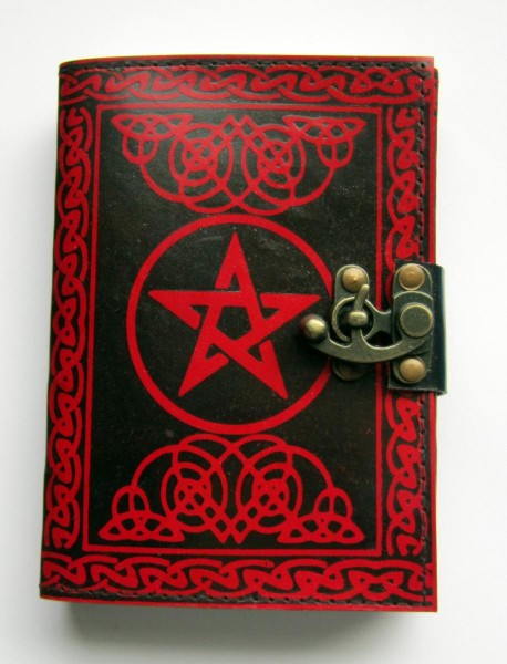 Buch der Schatten mit Pentagramm und Messingbeschlag rot