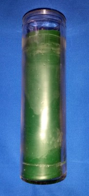 Durchgefärbte Kerze im Glas grün