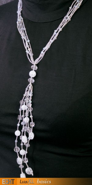 Halskette aus weißen Glassteinen